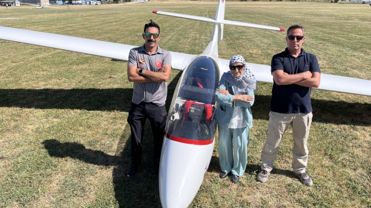 Tir Şoförlüğünden Planör Pilotluğuna 83 Yaşındaki Mürüvvet Teyze’nin Hayali Gerçeğe Döndü (1)