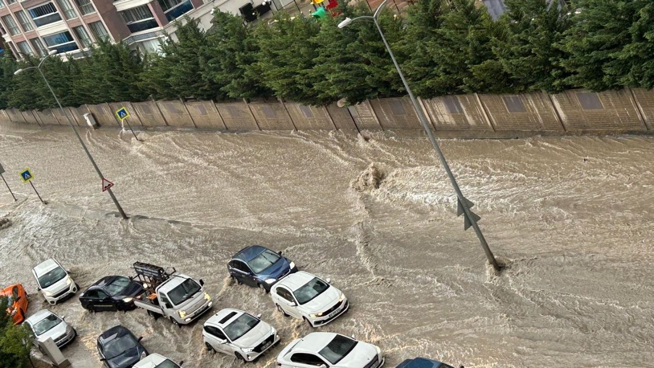 Ankara'da Evleri Su Bastı, Çatılar Uçtu, Ağaçlar Devrildi (1)