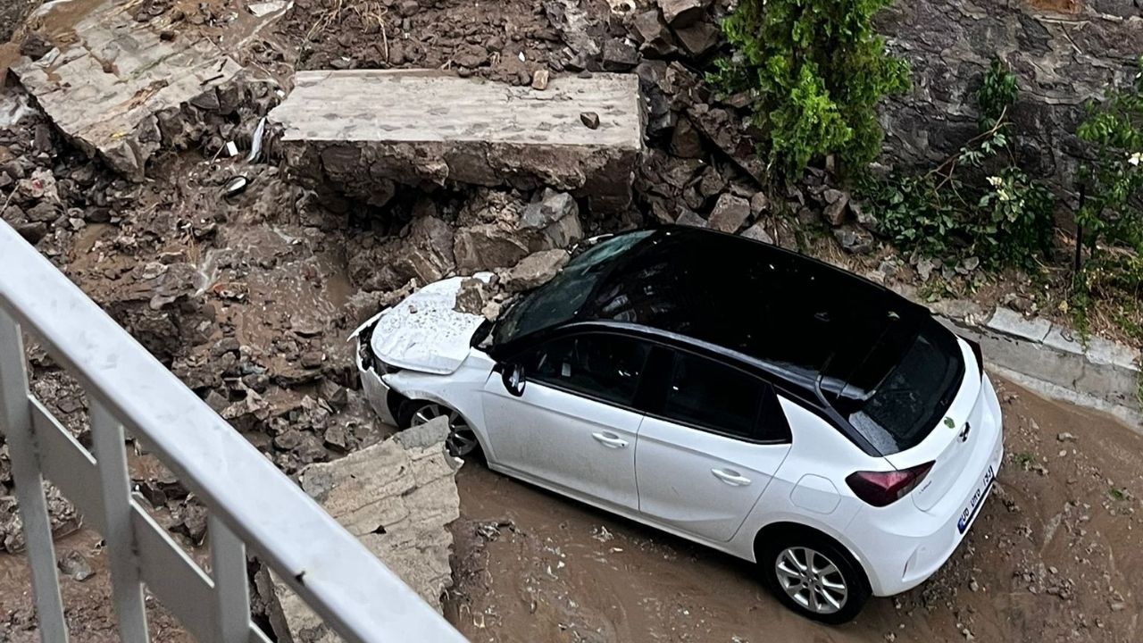 Ankara'da Evleri Su Bastı, Çatılar Uçtu, Ağaçlar Devrildi (2)