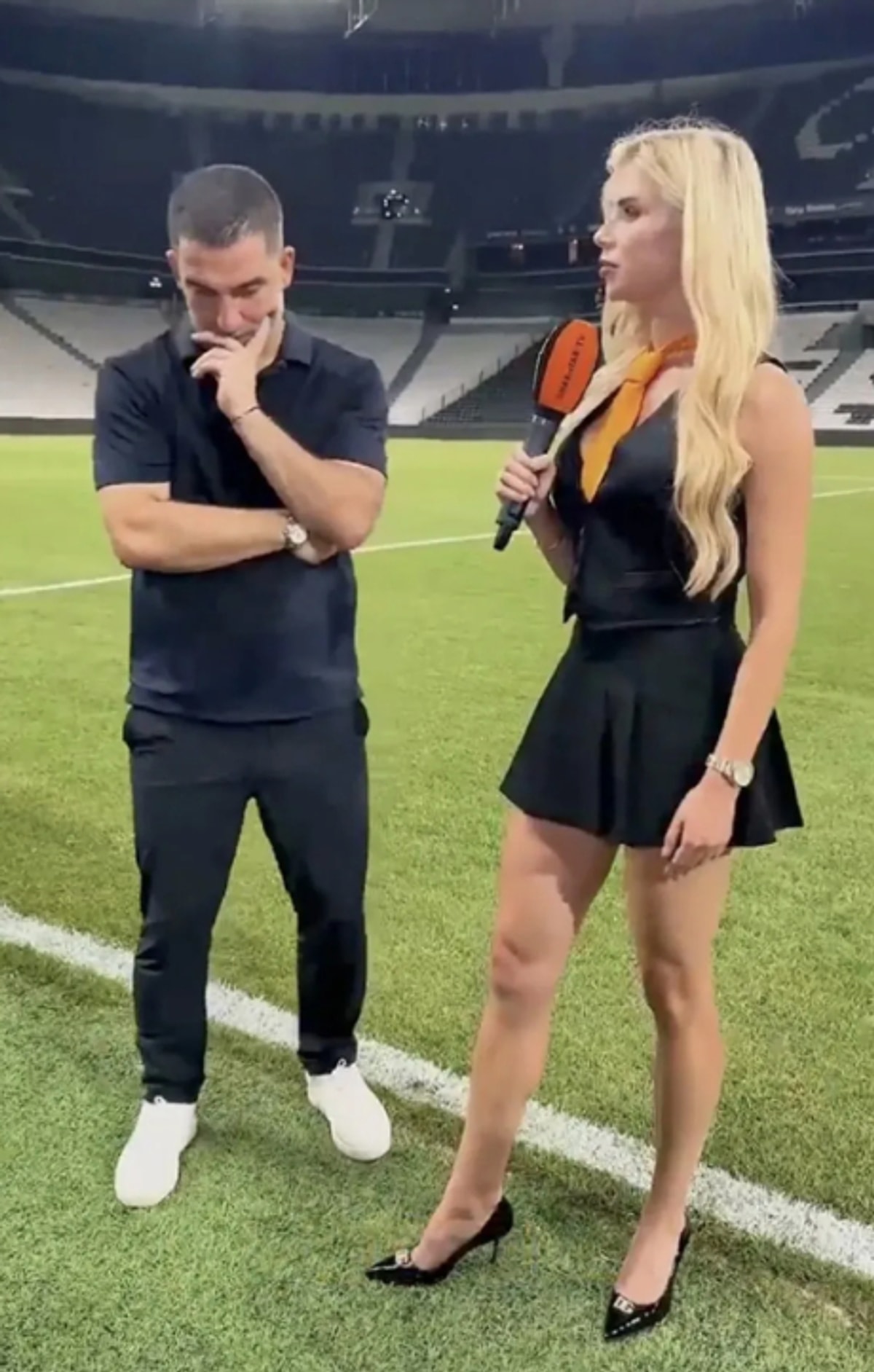 Arda Turan Röportajda Yüzüne Bile Bakmadı, Sonra O Fotoğrafı Beğendi! Eşi De Harekete Geçti… 4