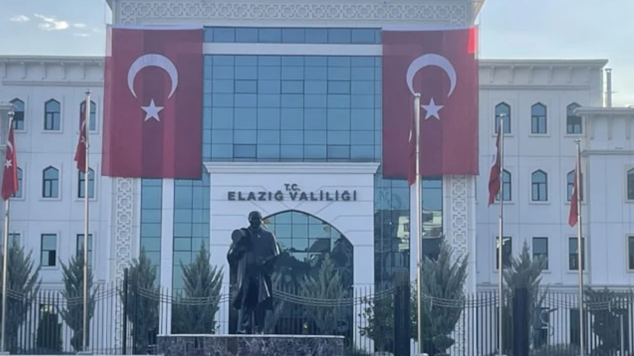 Atatürk’ü Yok Saydılar! Elazığ Ve Gaziantep’te Devlet Kurumlarında Atatürk’ün Fotoğrafı Asılmadı!