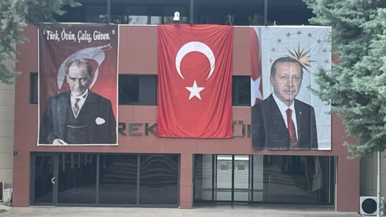 Atatürk’ü Yok Saydılar! Elazığ Ve Gaziantep’te Devlet Kurumlarında Atatürk’ün Resmi Asılmadı!