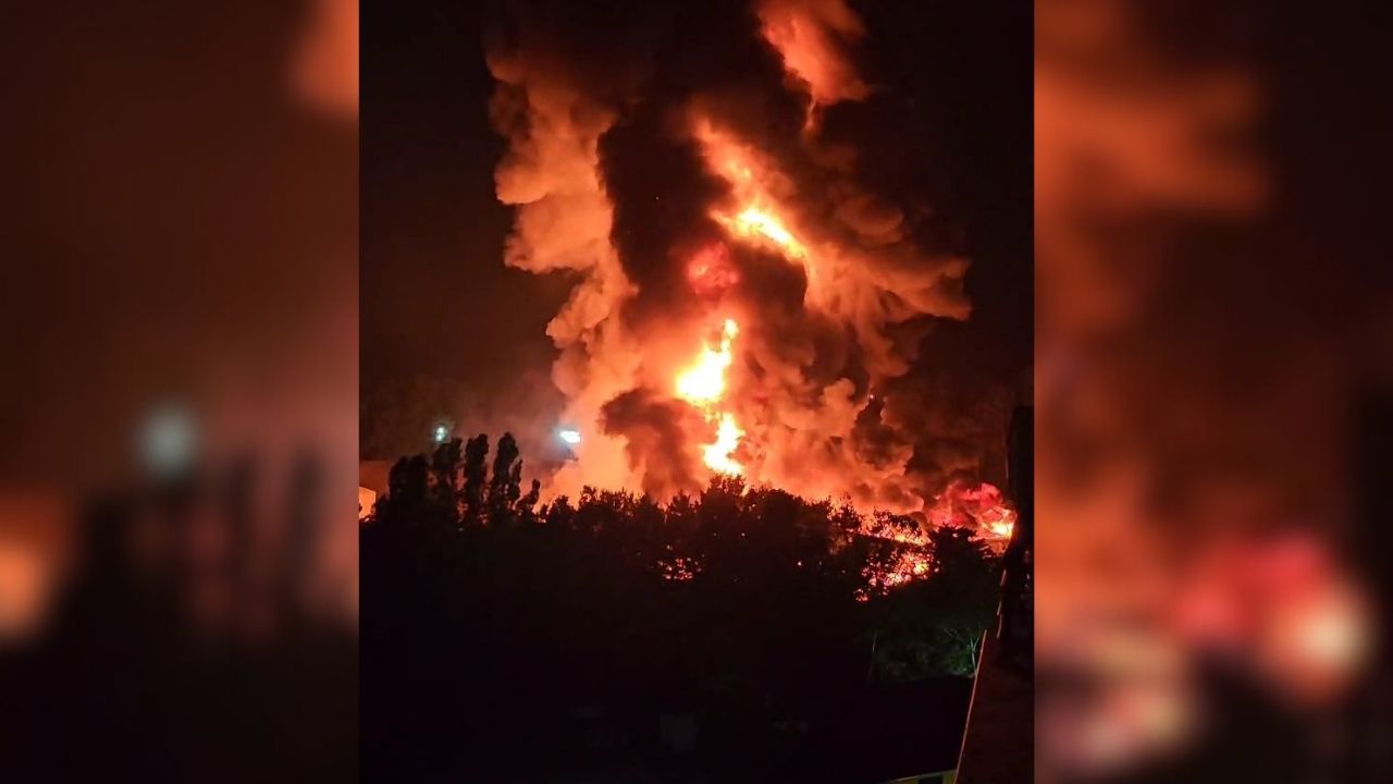 Çekmeköy'de Elyaf Sünger Fabrikasında Yangın