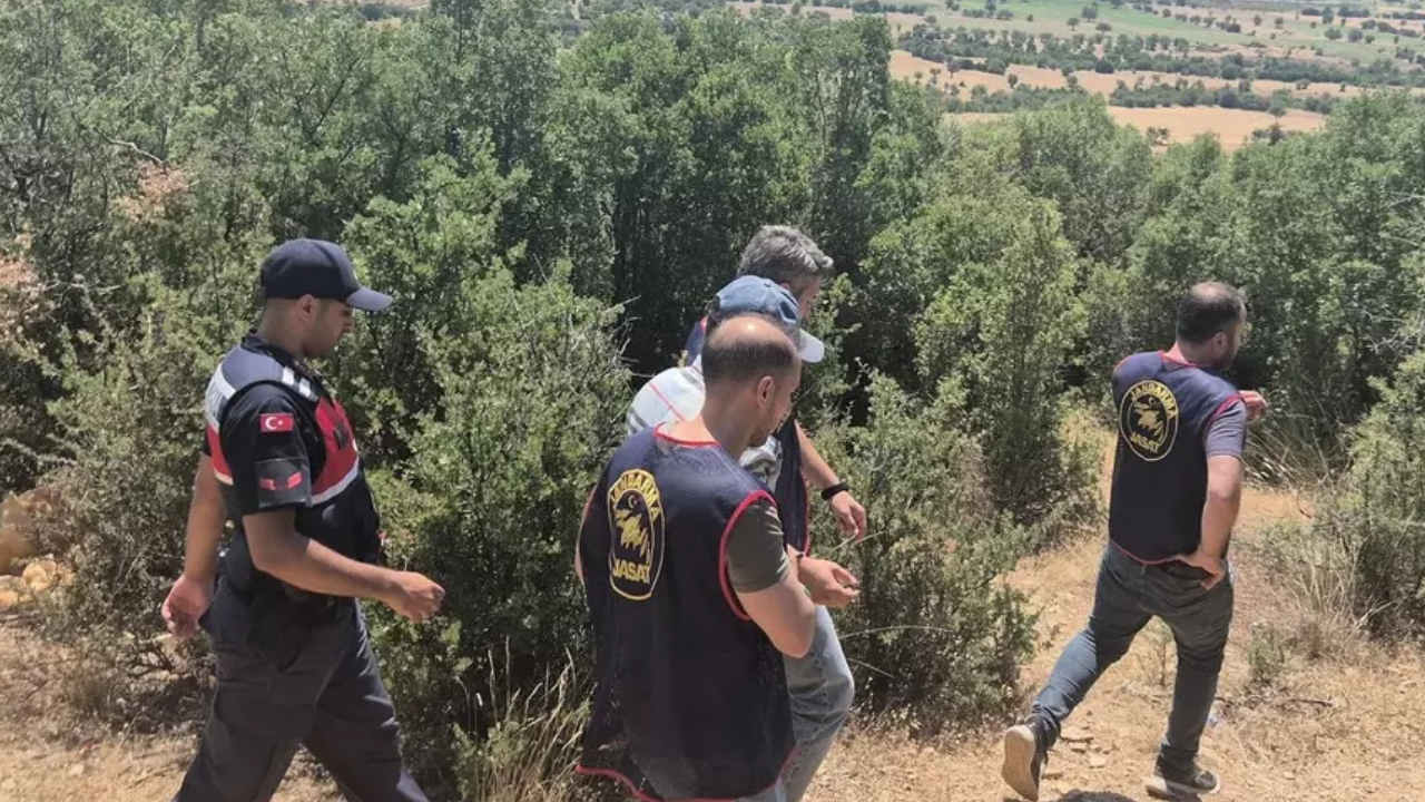 Dağlarda Yaşadı, Hayvan Derilerinden Giysi Yaptı... Tam 8 Ay Boyunca Böyle Gizlendi! (1)