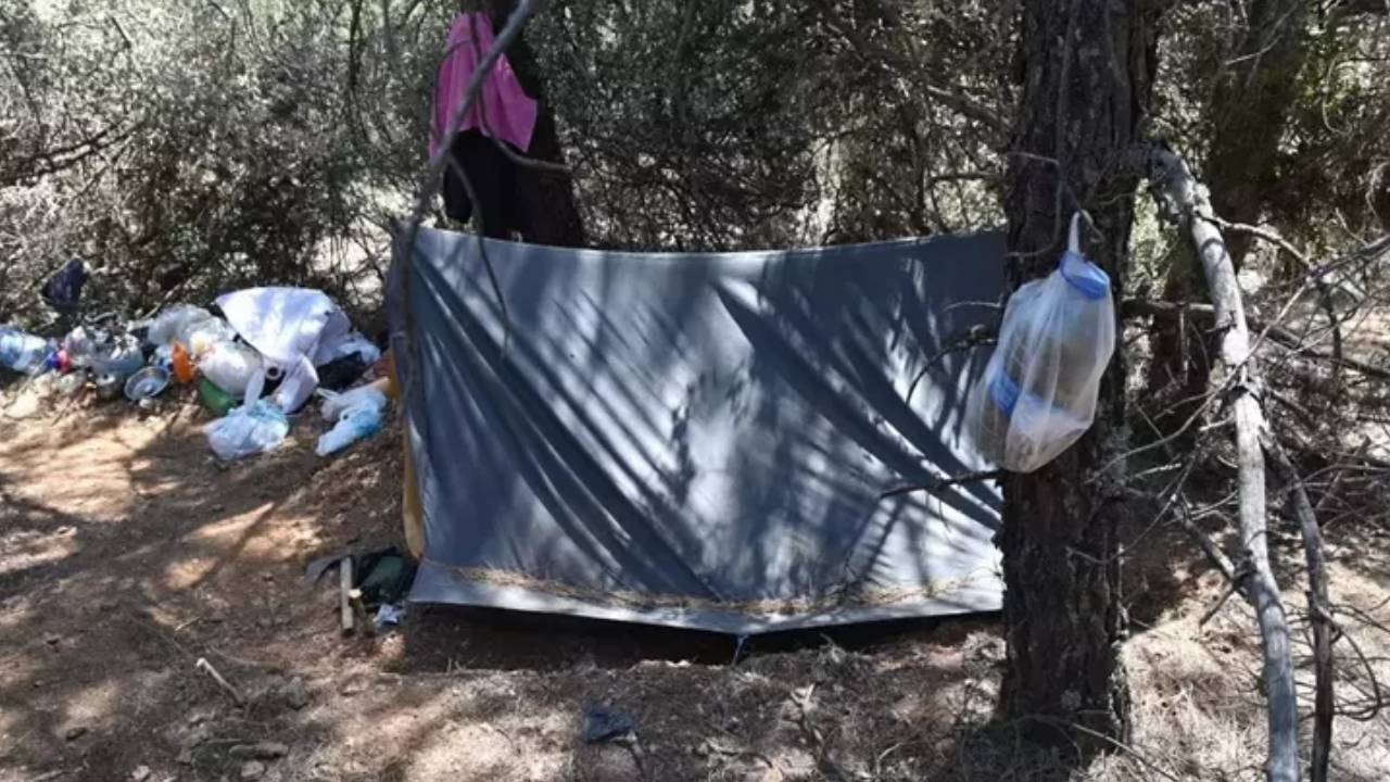 Dağlarda Yaşadı, Hayvan Derilerinden Giysi Yaptı... Tam 8 Ay Boyunca Böyle Gizlendi! (2)