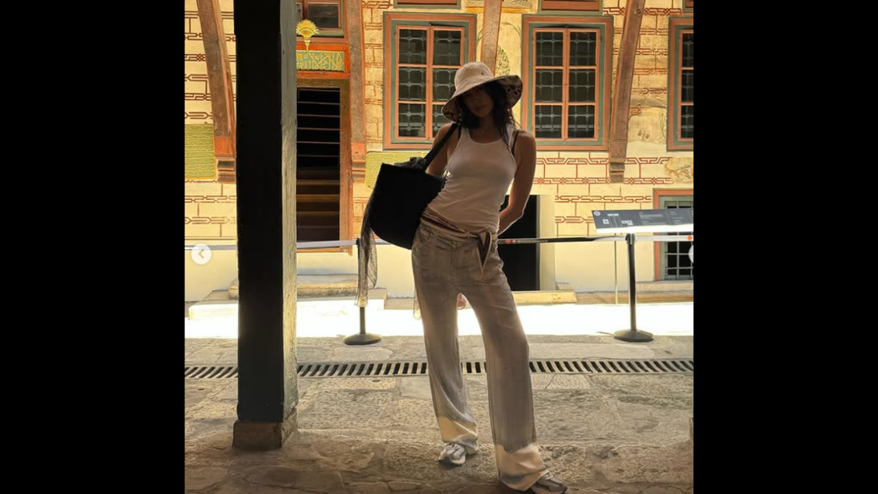Dünyaca Ünlü Model Irina Shayk İstanbul’da ‘Yaz Geldi’ Pozuyla Ortalığı Karıştırdı (3)