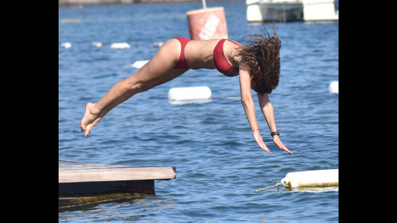 Gamze Topuz Bodrum’da Tatilde Kırmızı Bikinisiyle Balıklama Atladı (1)