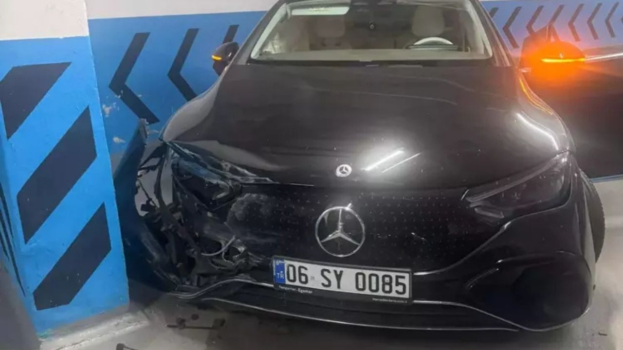 İzmir'de Bir Otelin Valesi 7 Milyonluk Araçla Kaza Yaptı (2)