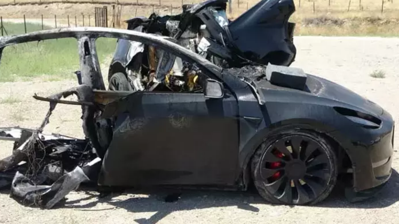 Malatya’daki Feci Kaza Tesla Ortadan İkiye Bölündü (1)
