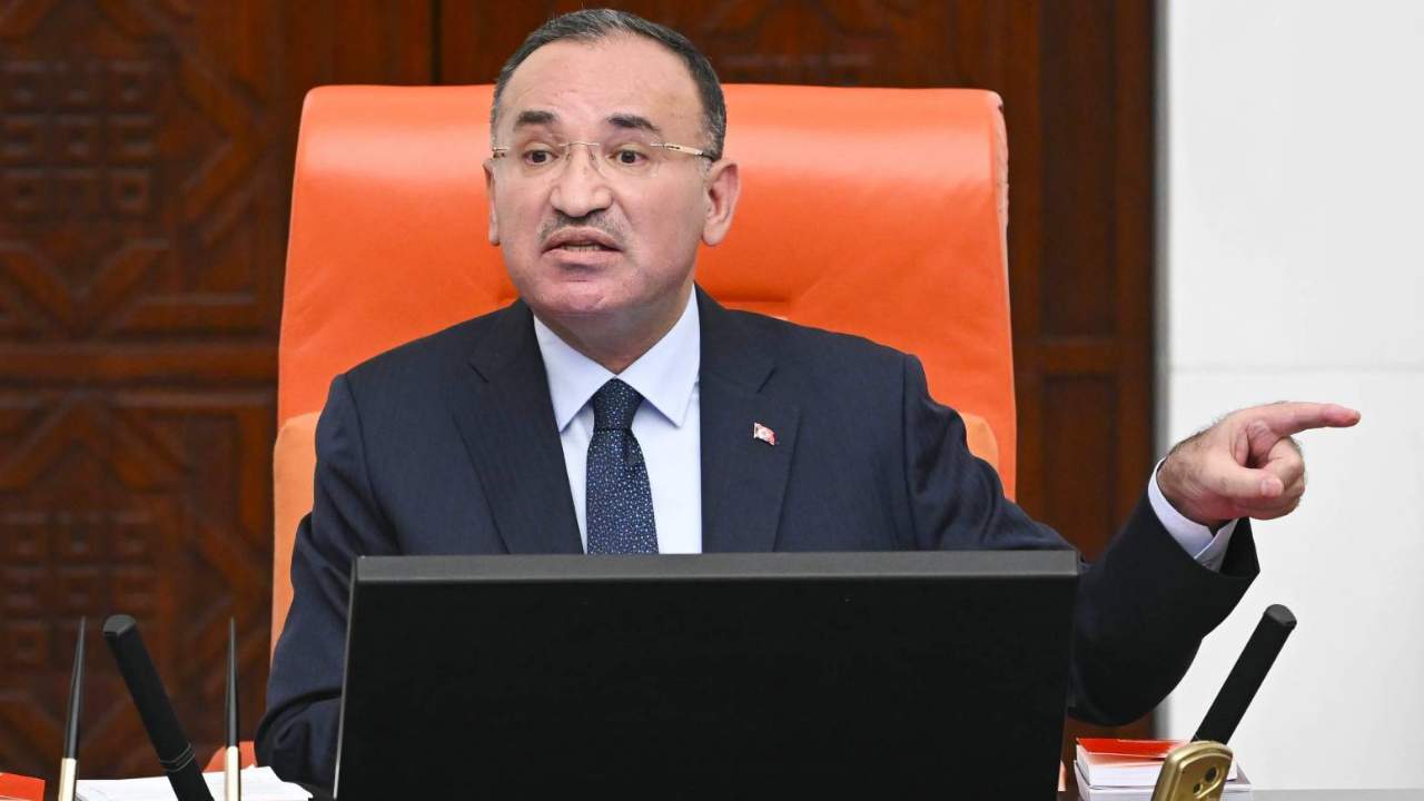 Meclis’te Bekir Bozdağ’dan Akp’li Vekile Tepki ‘’Burası Kahvehane Değil, Dışarı Çıkın’’