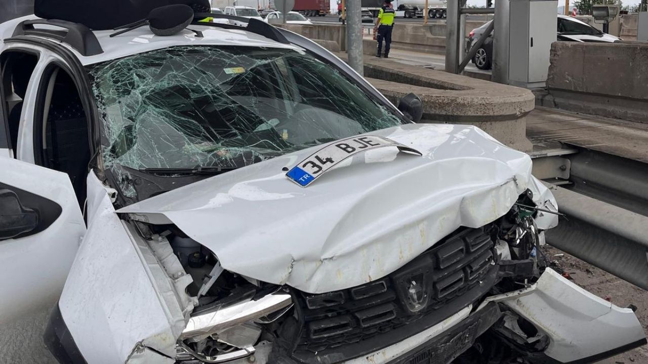 Adana'da Otoyol Gişelerinde Feci Kaza 1 Ölü, 4 Yaralı (1)