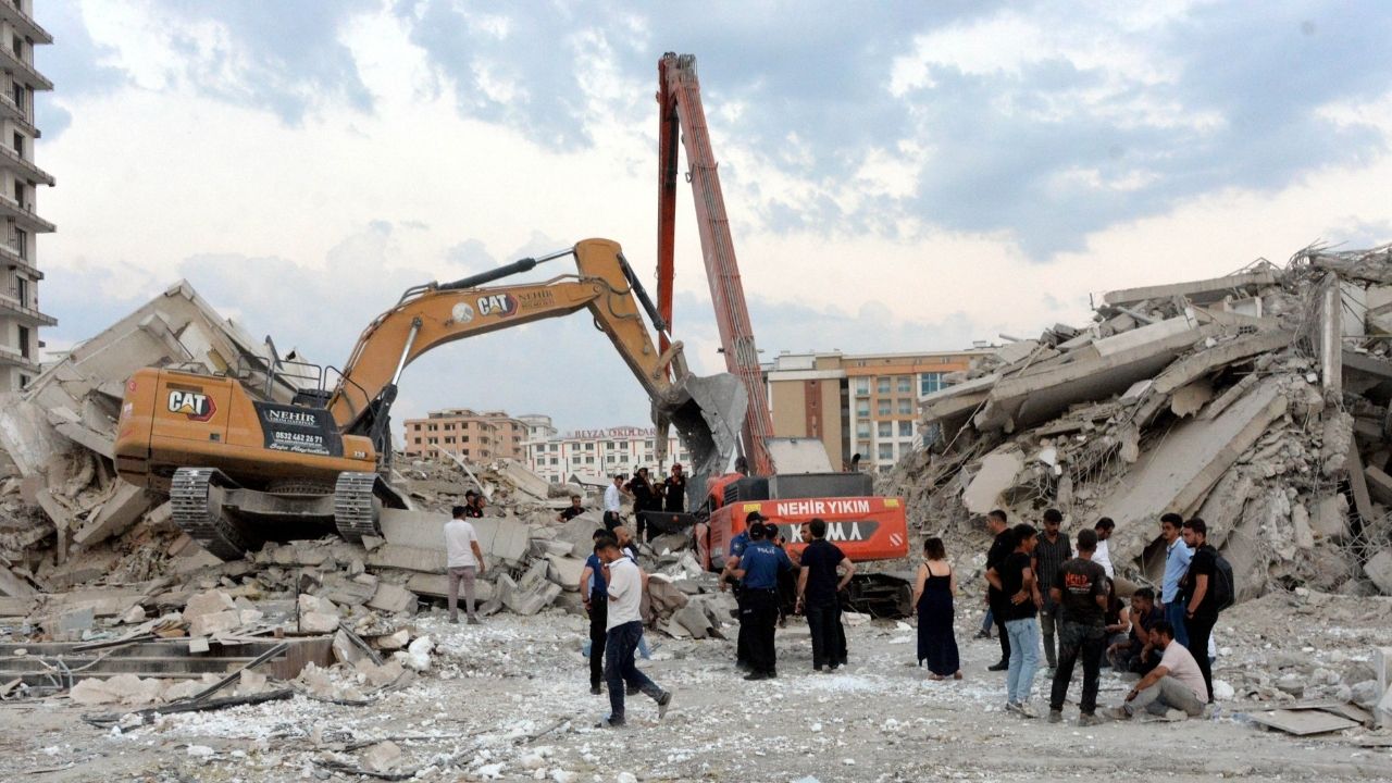 Ağır Hasarlı Bina Yıkılırken Çöktü (1)