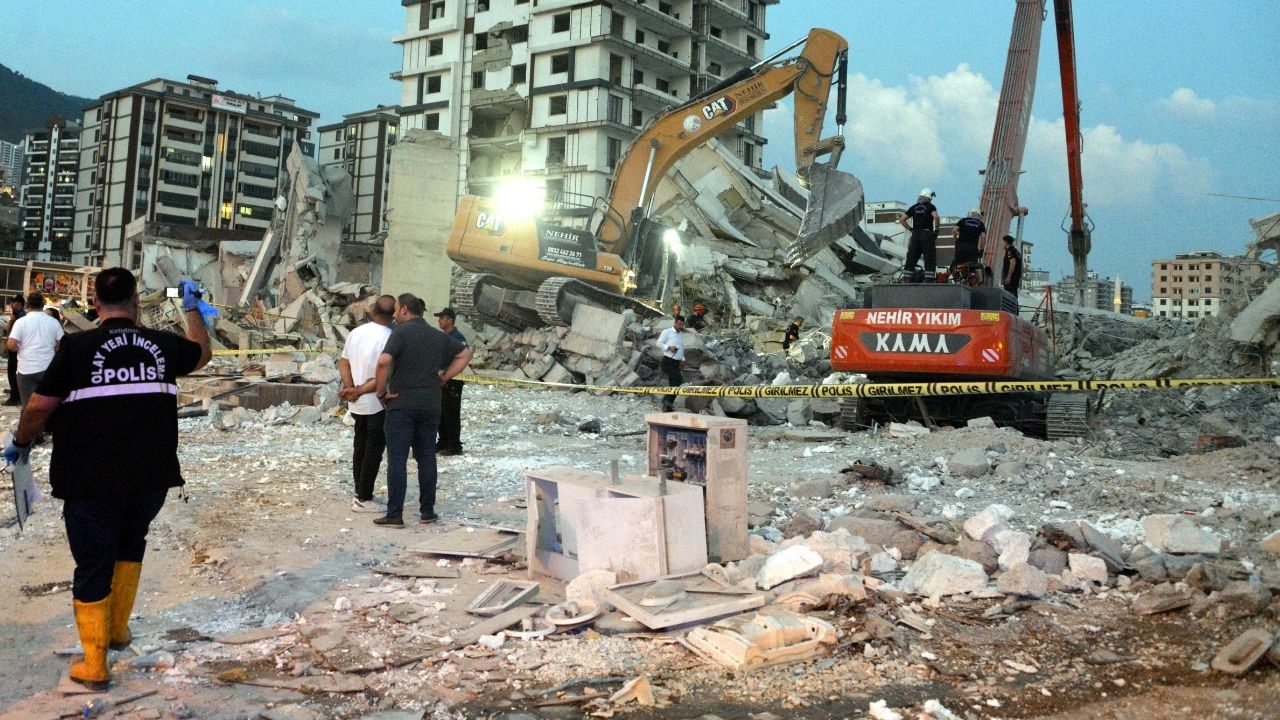 Ağır Hasarlı Bina Yıkılırken Çöktü (3)