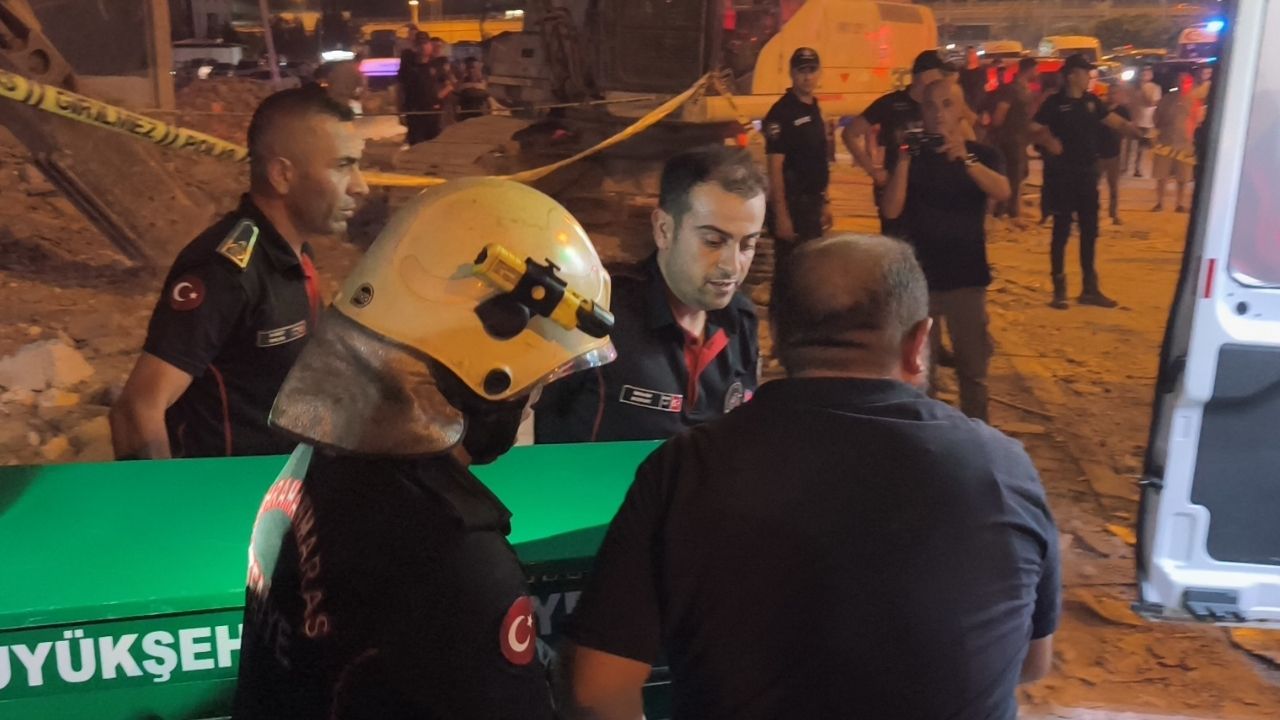 Ağır Hasarlı Bina Yıkılırken Çöktü