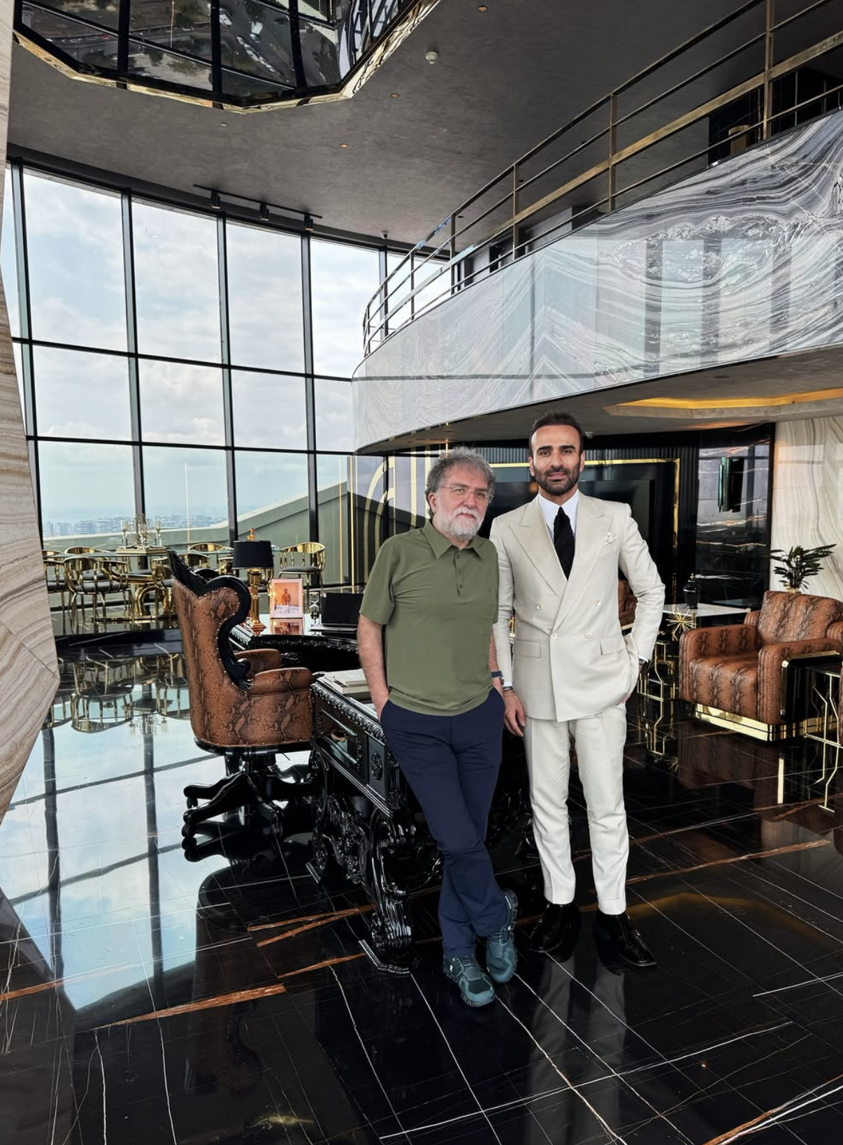 Altın Varaklı Koltuk Ve Erdoğan Fotoğraflarıyla Tepki Çeken Avukat Gözaltına Alındı1