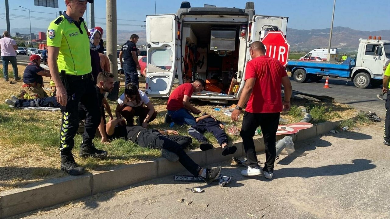 Ambulans Ile Otomobil Çarpıştı 1 Ölü, 6 Yaralı (1)