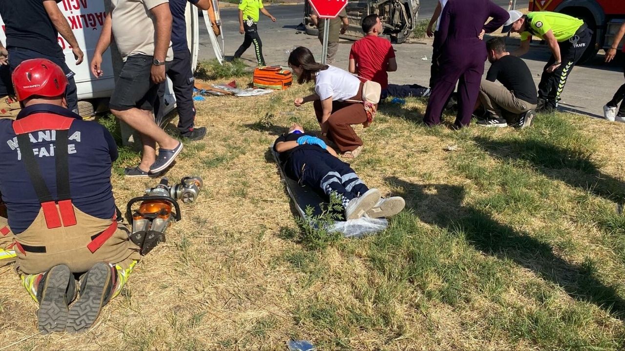 Ambulans Ile Otomobil Çarpıştı 1 Ölü, 6 Yaralı (3)