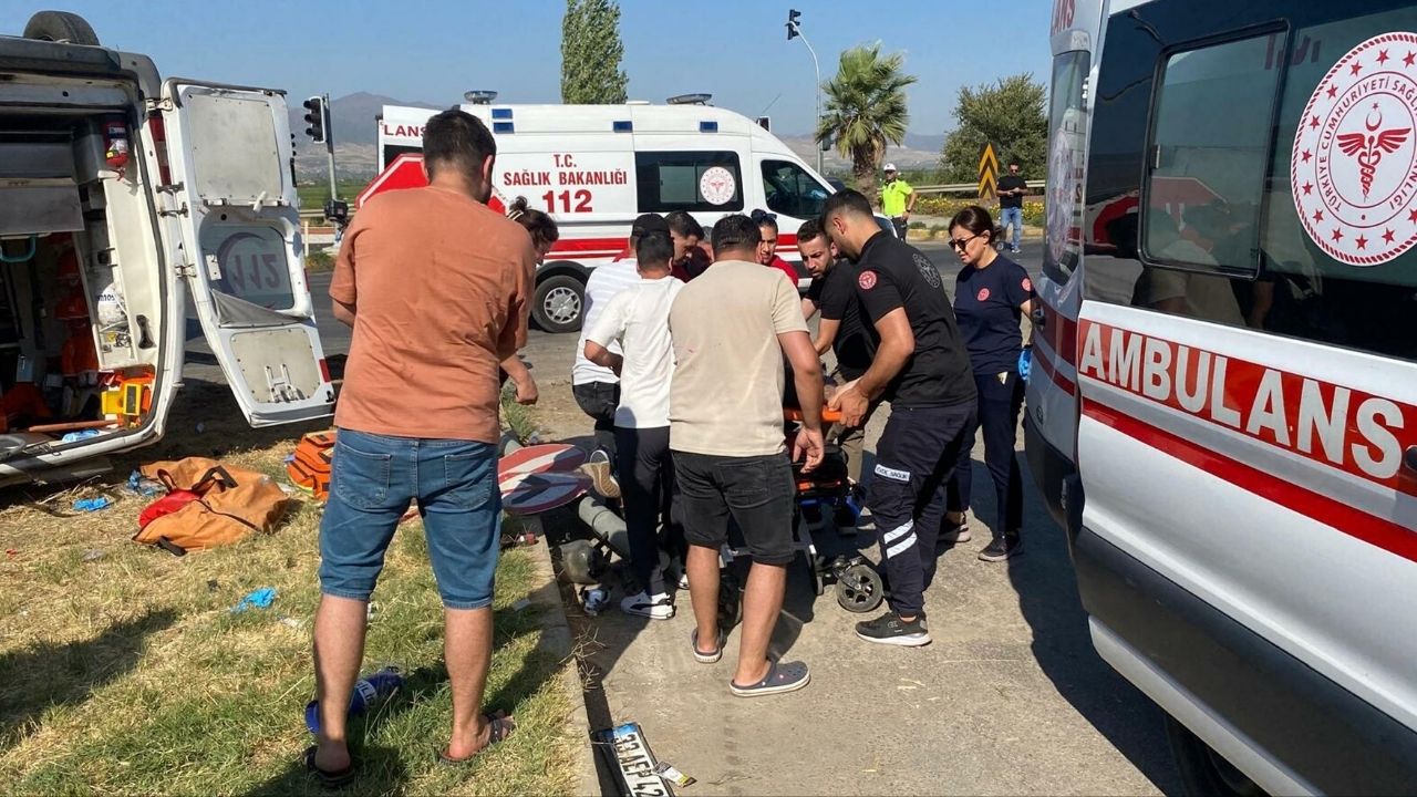 Ambulans Ile Otomobil Çarpıştı 1 Ölü, 6 Yaralı (4)