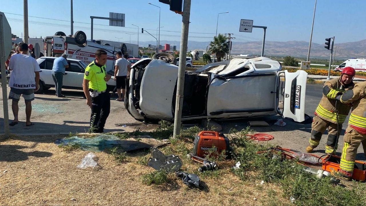 Ambulans Ile Otomobil Çarpıştı 1 Ölü, 6 Yaralı