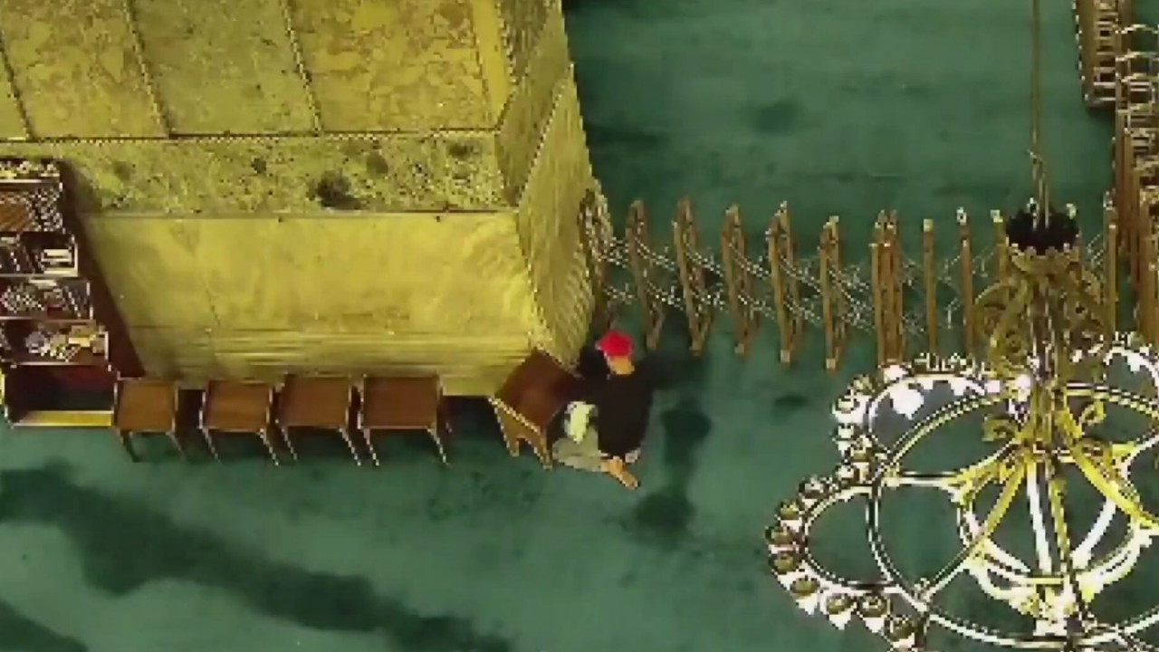 Ayasofya Camii’ni Yakmaya Kalktı Şüpheli Tutuklandı (1)