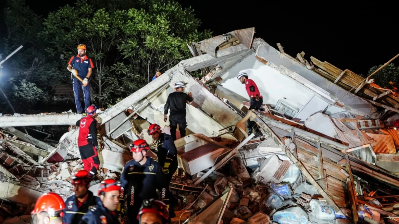 Balıkesir Depreminde Yıkılan Bina Tartışması ‘’Kolonlar Kesilmiş Olabilir’’ (2)