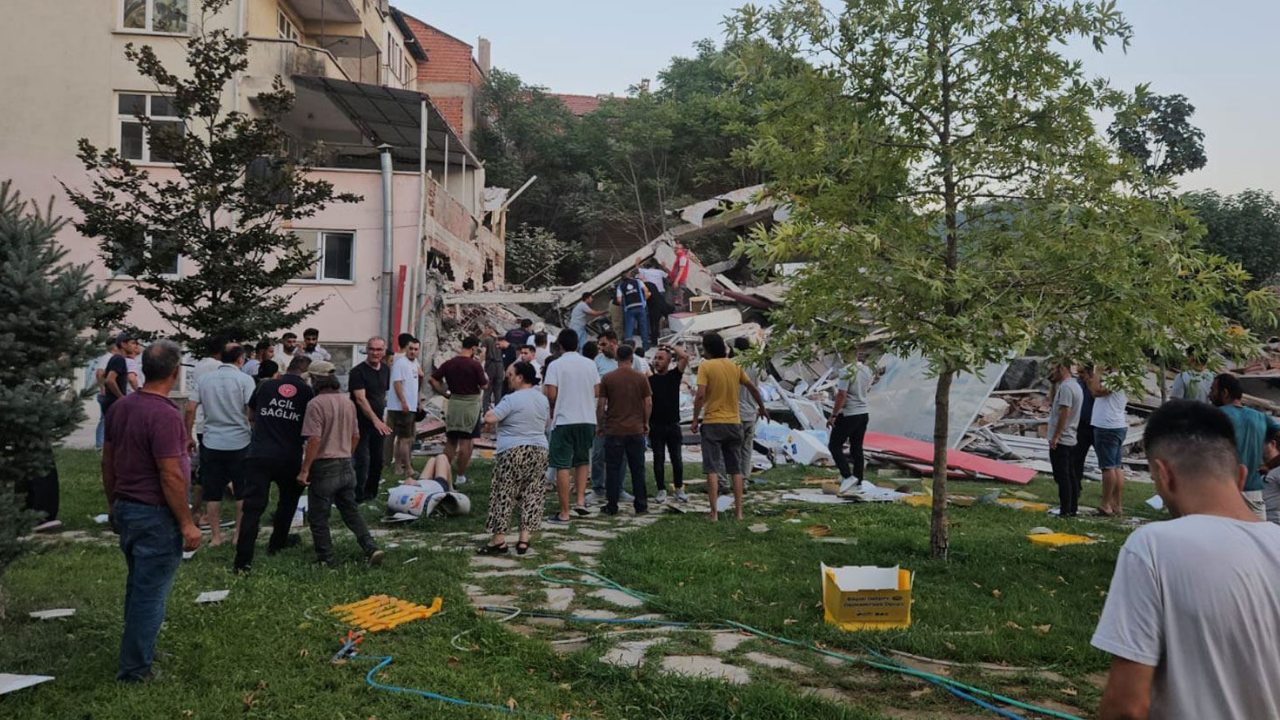 Balıkesir Depreminde Yıkılan Bina Tartışması ‘’Kolonlar Kesilmiş Olabilir’’