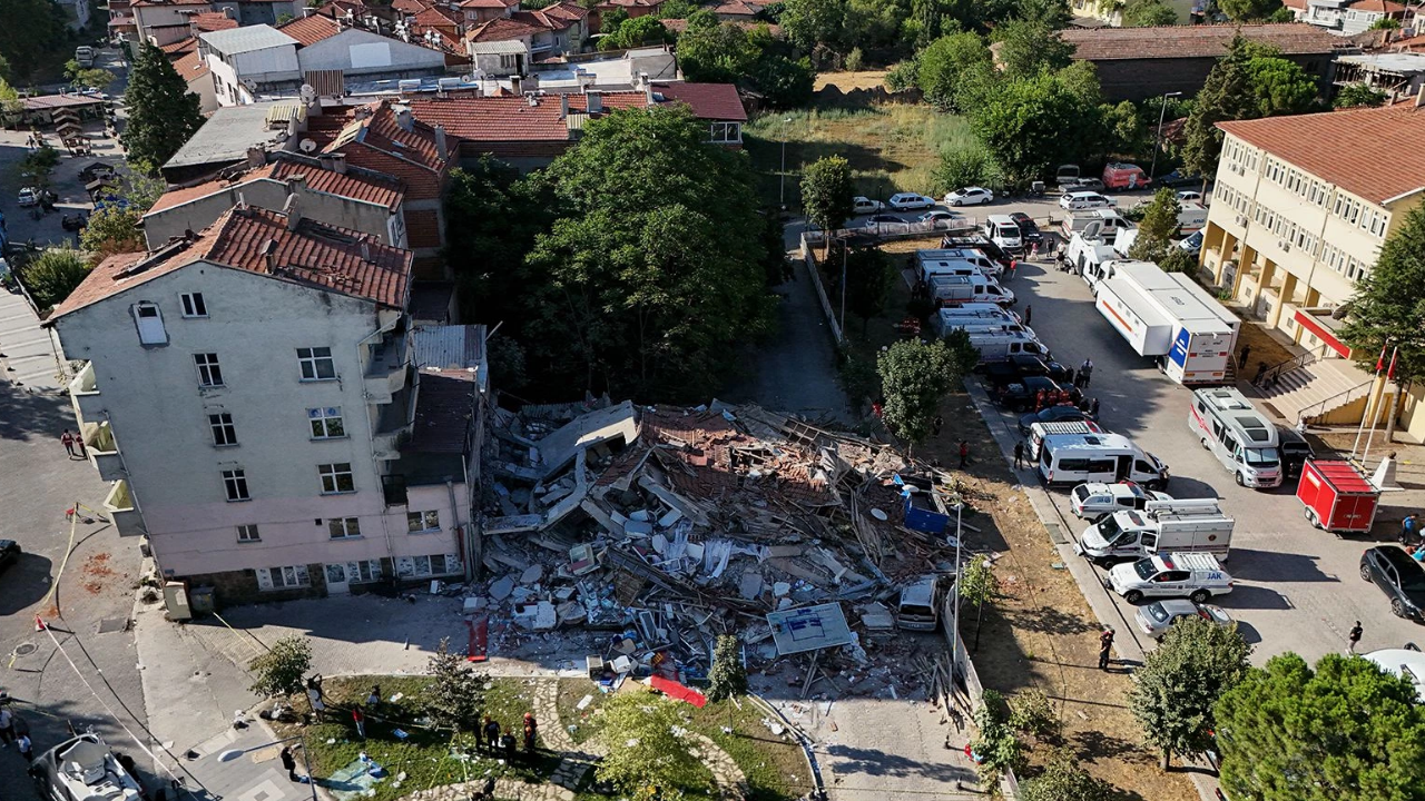 Balıkesir'de Yıkılan Binanın Müteahhidi Ve Sahibi Gözaltına Alındı (1)