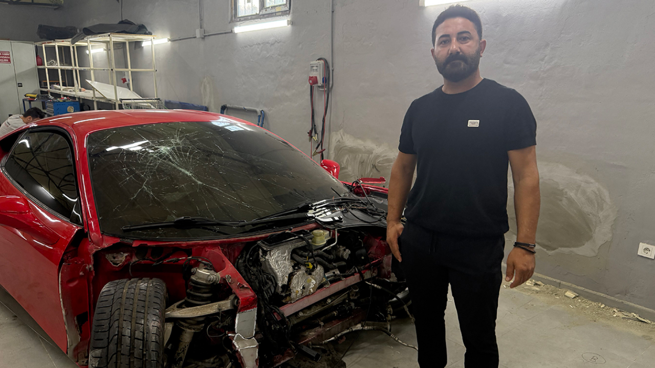 Büyükçekmece’de Tamir Ustası 17 Milyonluk Ferrari Ile Kaza Yaptı