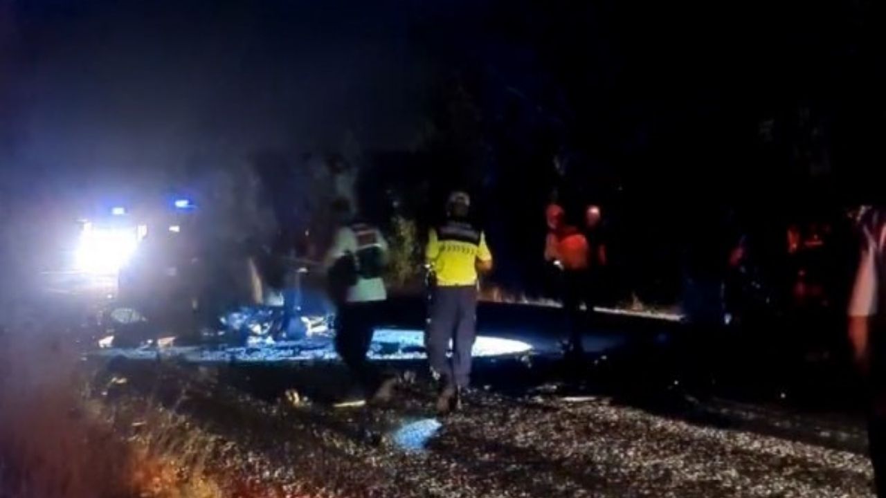 Çanakkale’de Can Pazarı Iki Otomobil Çarpıştı, 6 Ölü Var! (2)