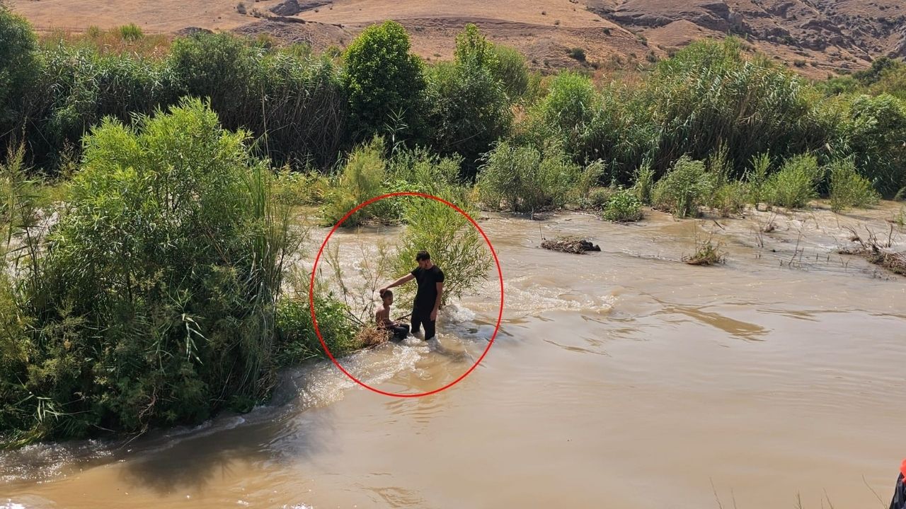 Çaya Giren Üç Çocuktan Biri Kayboldu (1)