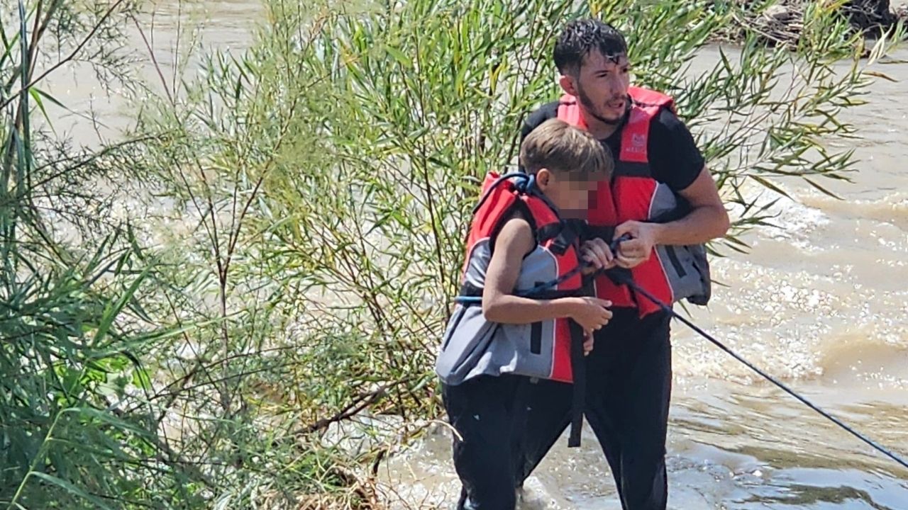 Çaya Giren Üç Çocuktan Biri Kayboldu (2)