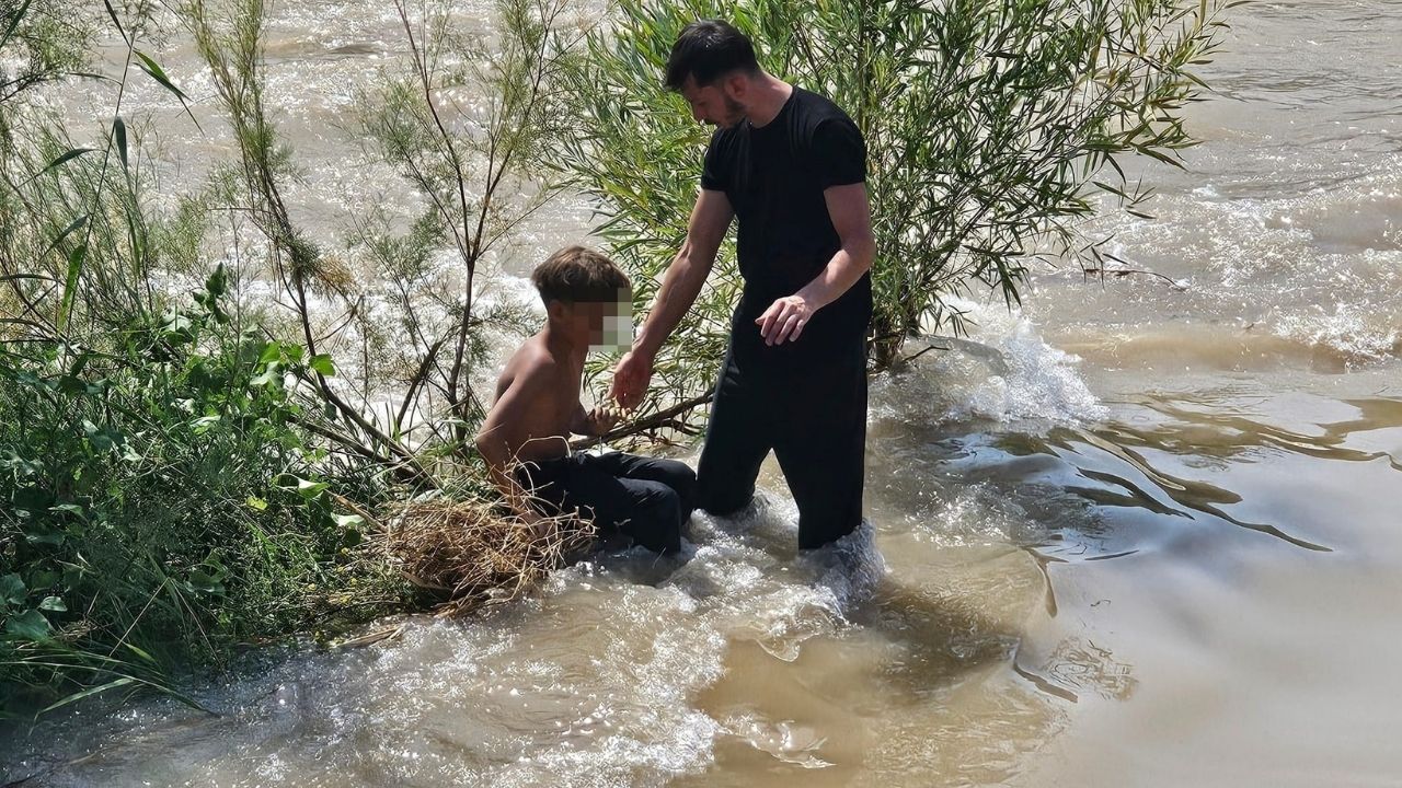 Çaya Giren Üç Çocuktan Biri Kayboldu