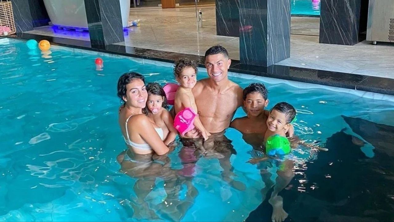 Crıstıano Ronaldo 9 Yıllık Sevgilisiyle Evleniyor! (2)
