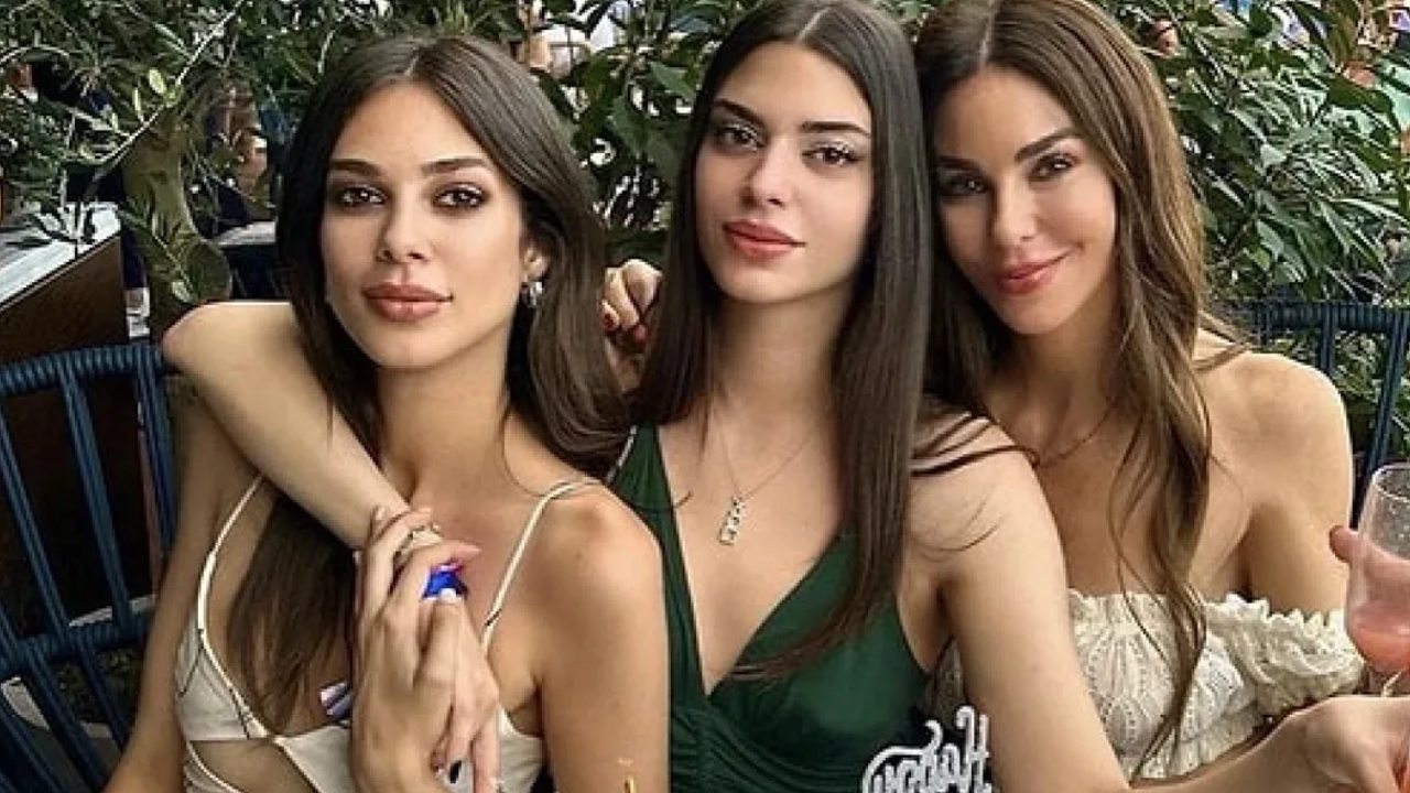 Defne Samyeli'den Bikinili Şov! 53 Yaşında Demeye Bin Şahit Gerek! (1)