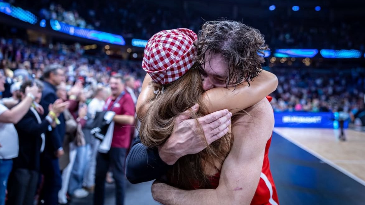 Ebru Şahin’den Galibiyet Coşkusu Cedi Osman’a Koşarak Sarıldı