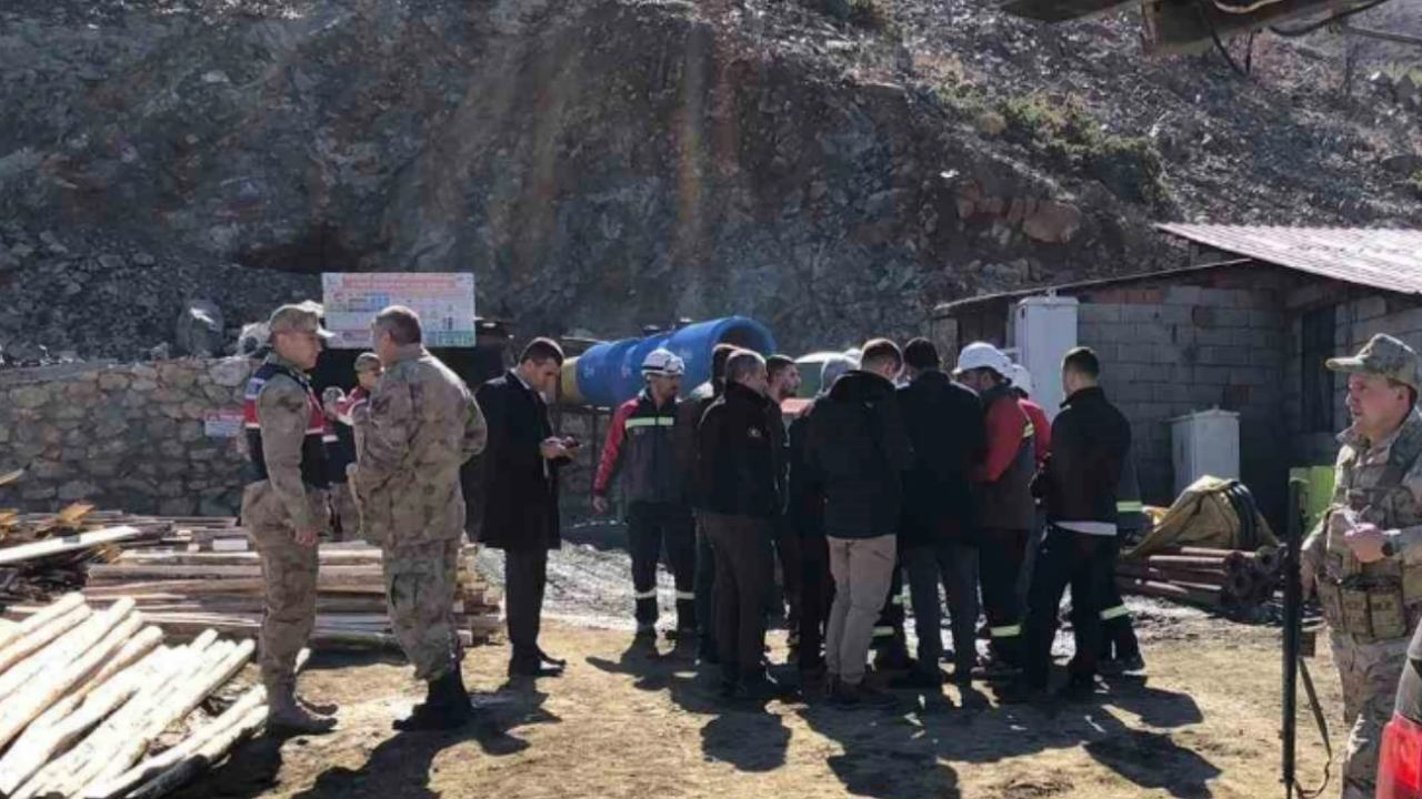 Elazığ’da Krom Madeninde Göçük İşçilere Ulaşılmaya Çalışılıyor