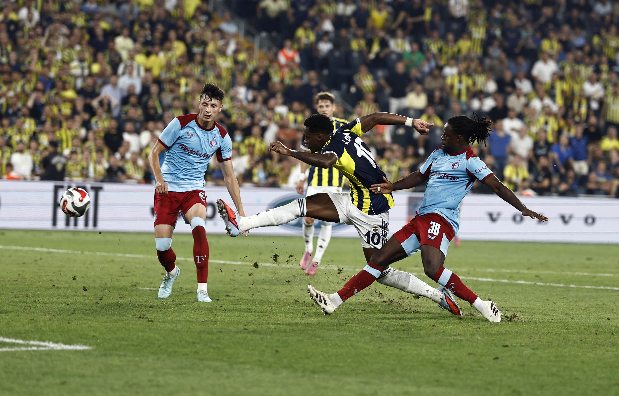 Fenerbahçe’den Tarihi Zafer Feyenoord’u Farklı Geçti, Play Off’a Yükseldi