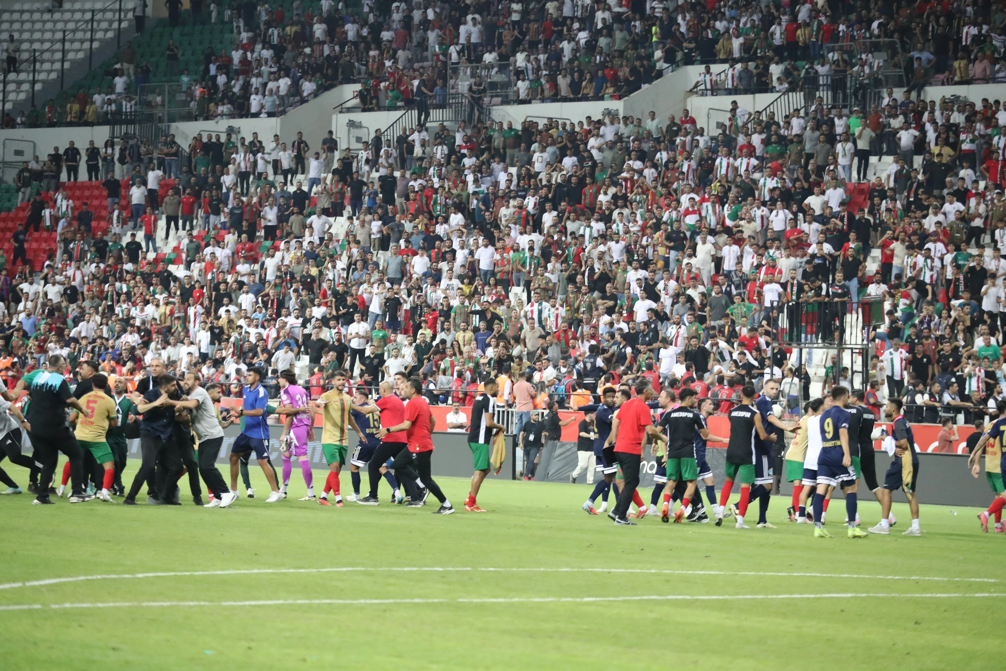 Amedspor–Erzurumspor maçı olaylı bitti