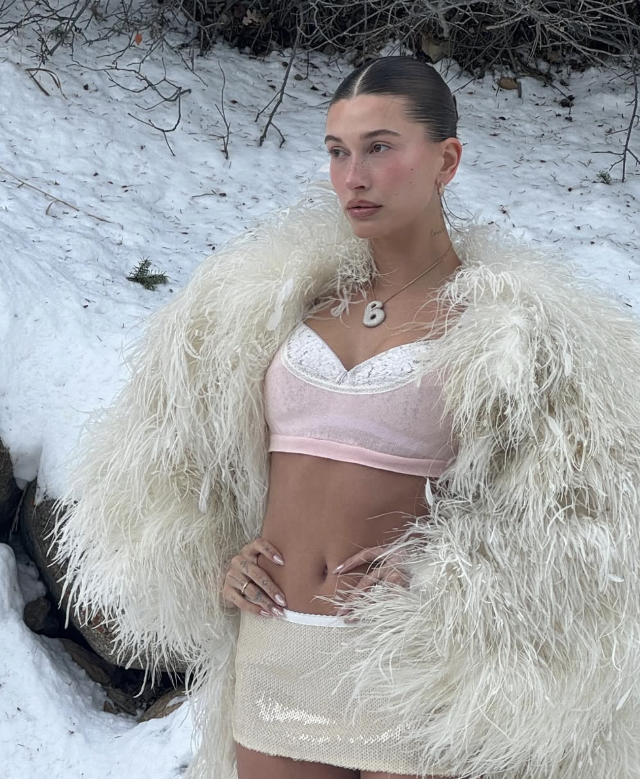 Hailey Bieber Neden Hiç Tarzını Değiştirmiyor Sok Eden Sebep 2025 08 09 19.24.48