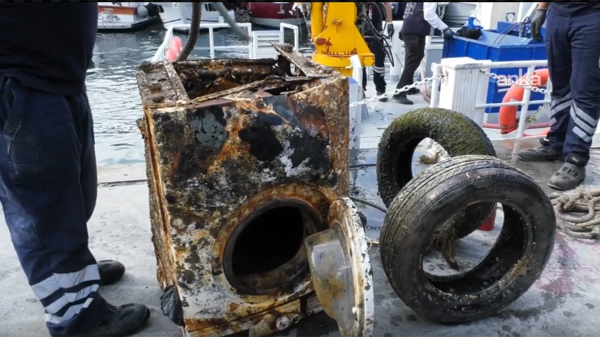 İstanbul'da Denizden Çıkanlar Şoke Etti Çamaşır Makinesi Bile Var!