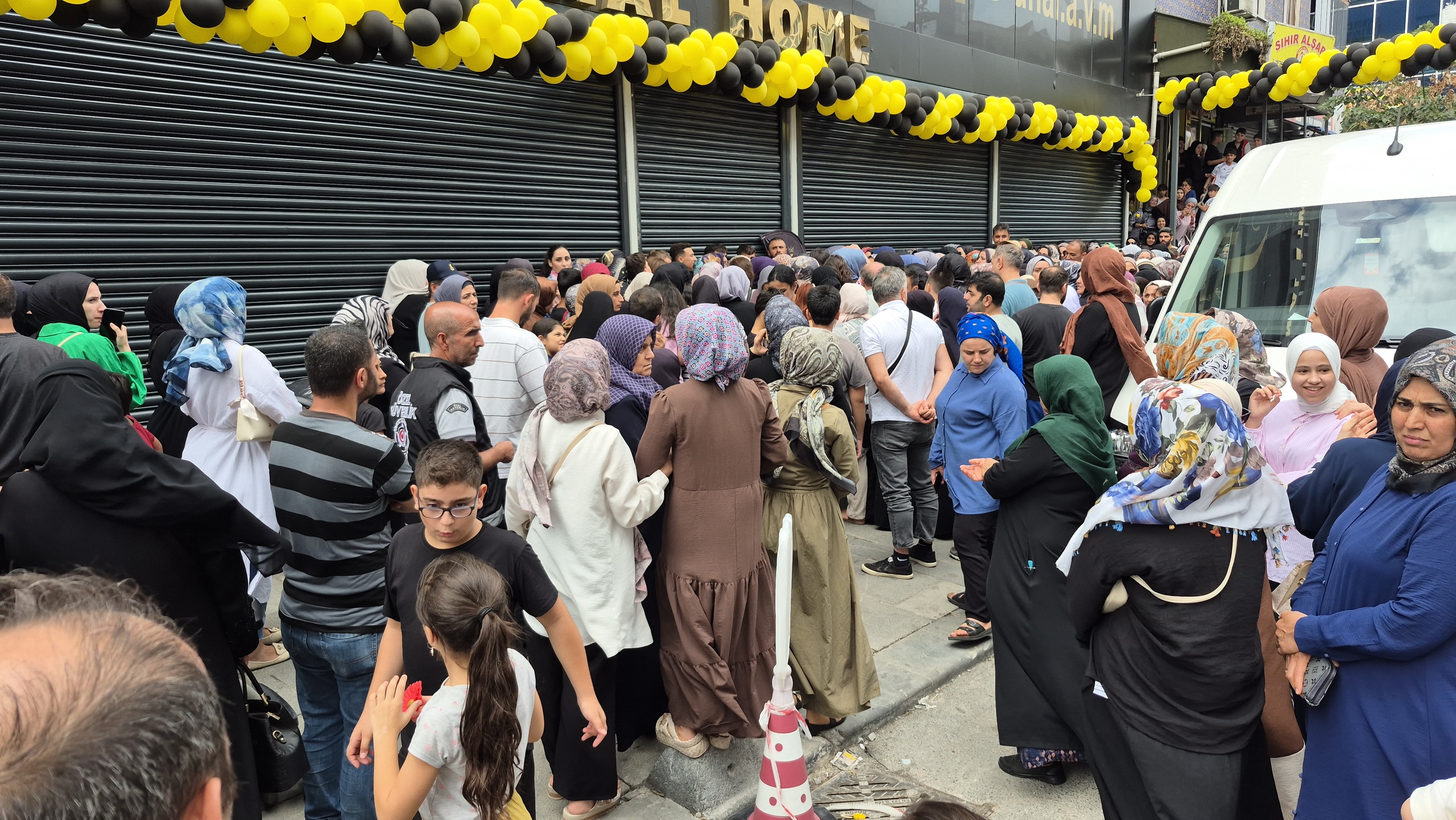 İstanbul’da Mağaza Açılışında “İndirim” İzdihamı! 2