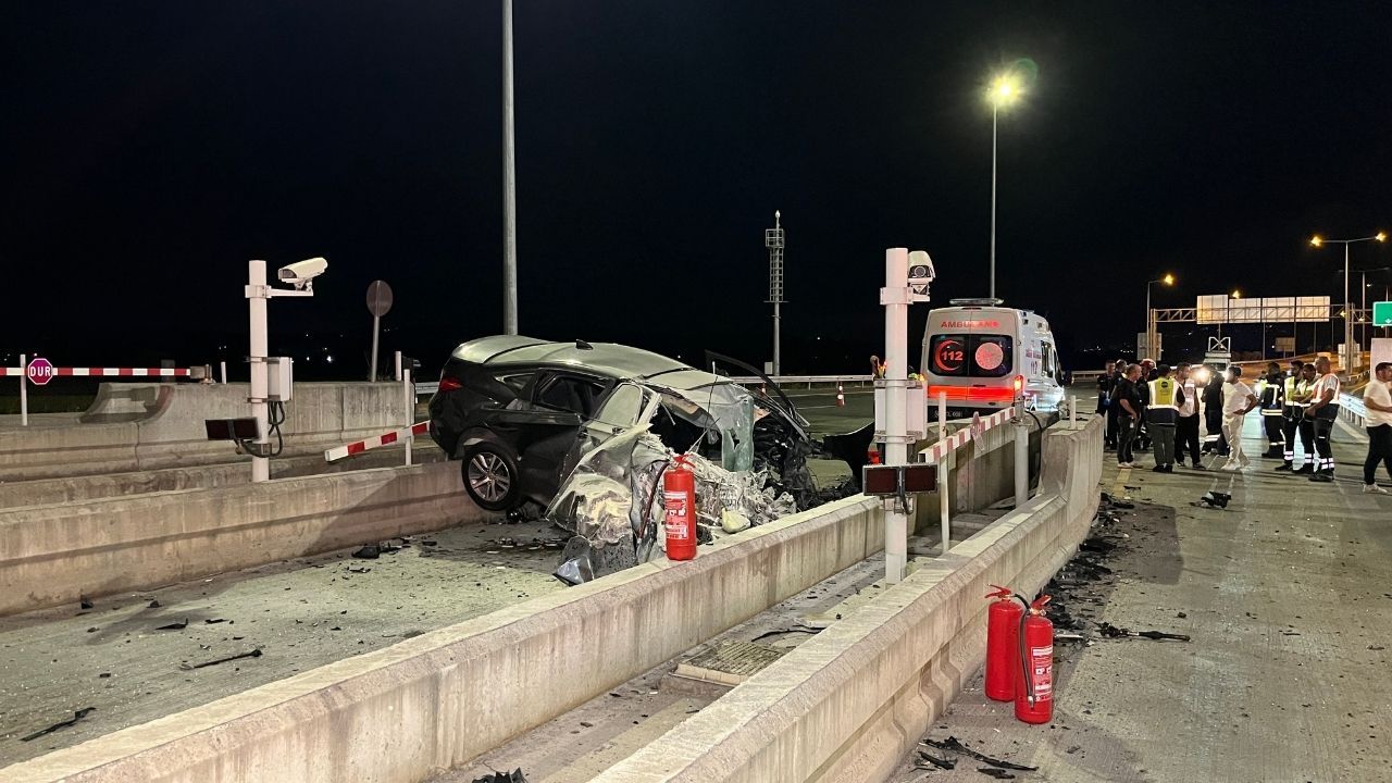 Kocaeli’de Gişe Girişinde Feci Kaza Sürücü Hayatını Kaybetti (1)