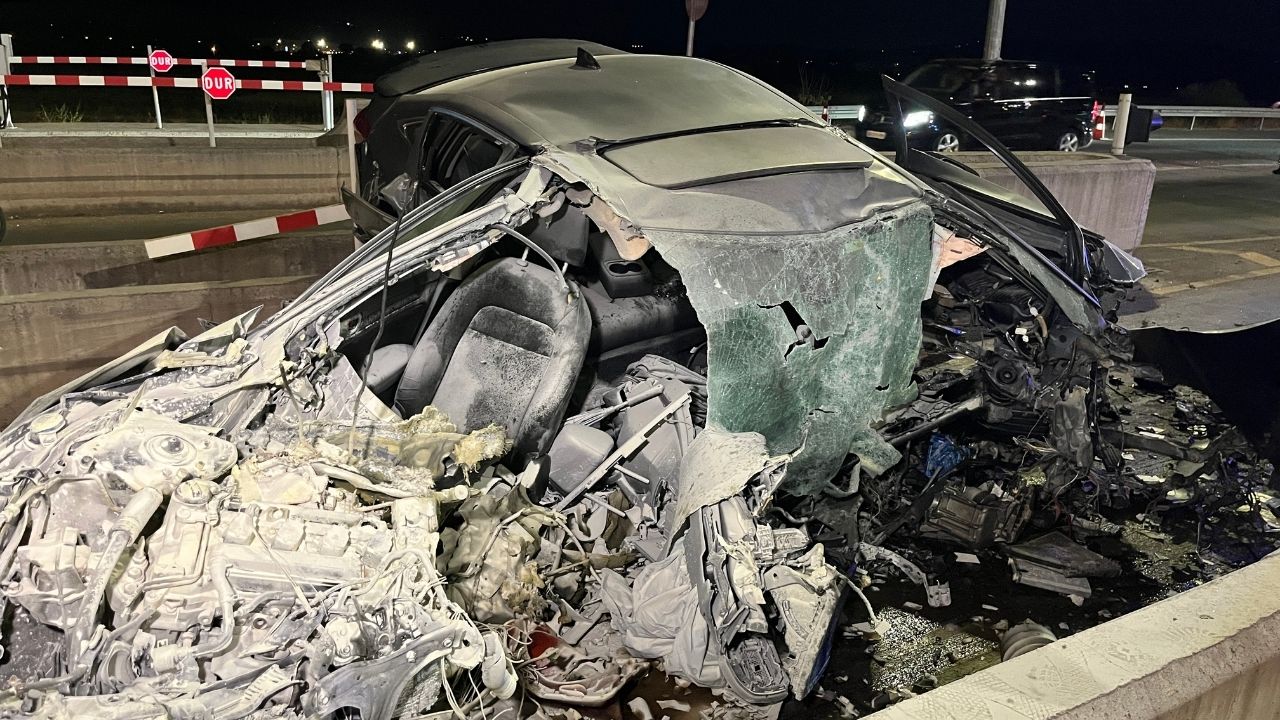 Kocaeli’de Gişe Girişinde Feci Kaza Sürücü Hayatını Kaybetti (3)