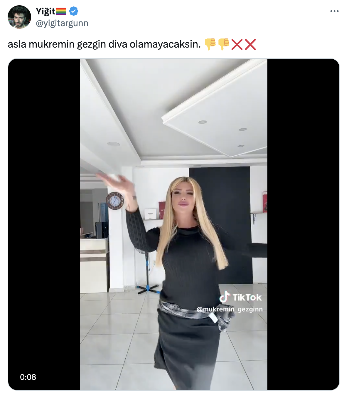 Mika Raun Sosyal Medyanın Diline Düştü… Dansı Dalga Konusu Oldu! 2025 08 02 19.06.45