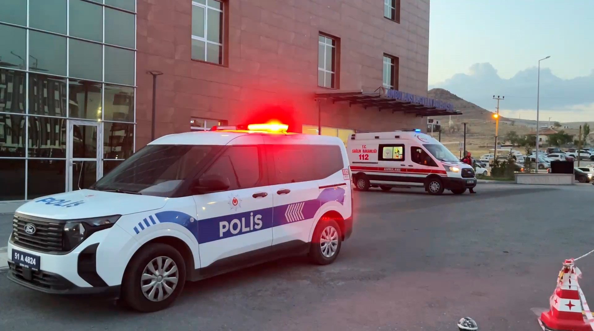 Niğde'de Oto Galeriye Silahlı Saldırı 8 Yaşındaki Çocuk Başından Vuruldu (2)