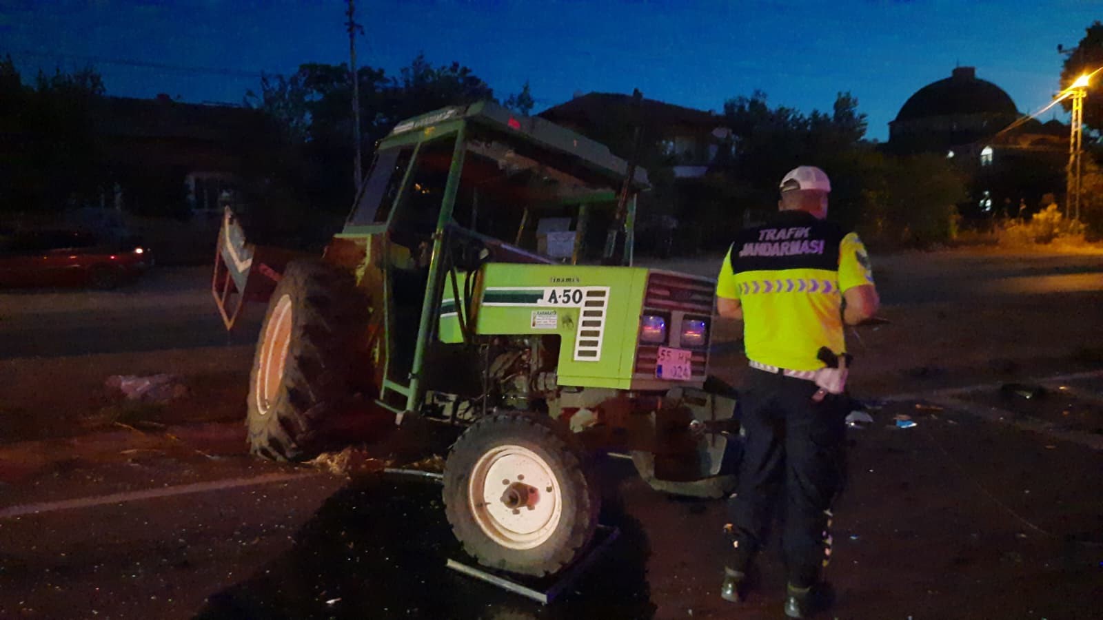 Samsun Vezirköprü’de Otomobil Ile Traktör Çarpıştı 3 Yaralı2