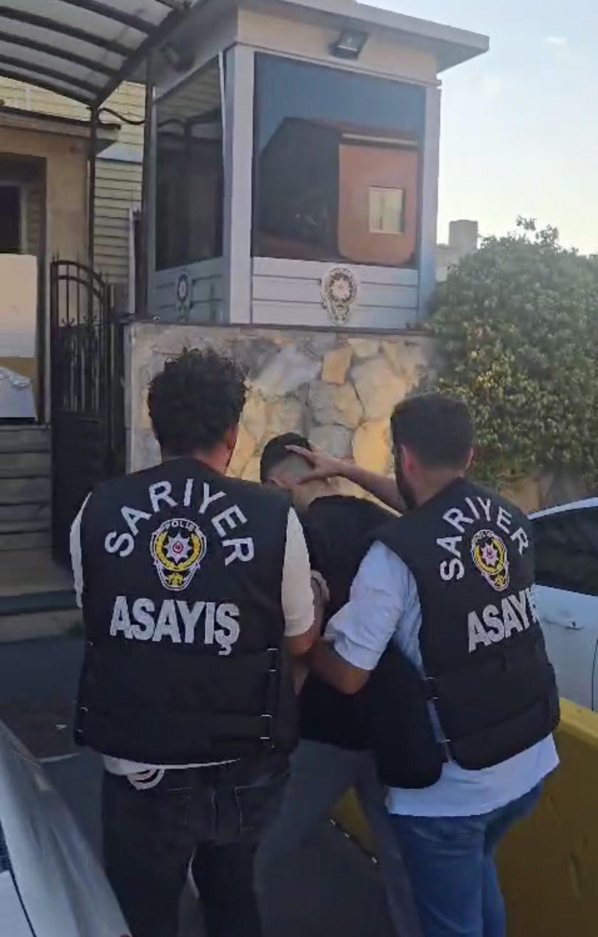 Sarıyer’de Dehşet Arkadaşını Enseden Bıçakladı 1