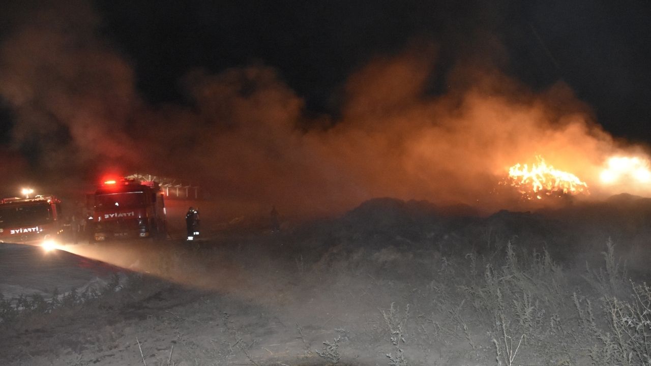 Sivas’ta Çiftlik Yangınında 4 Traktör Ve 5 Römork Küle Döndü (1)