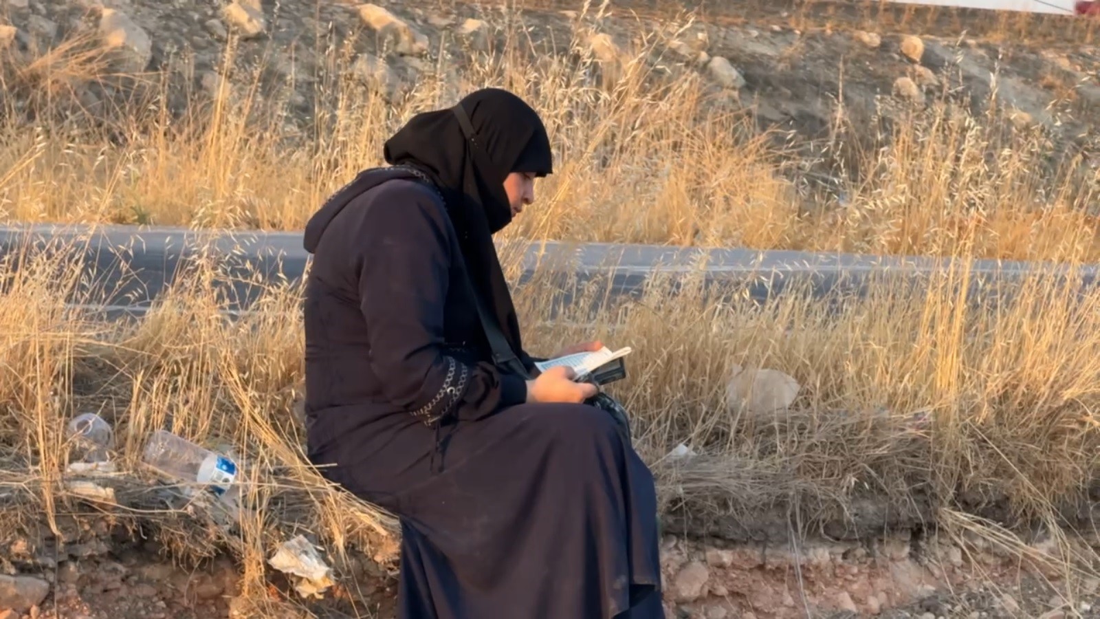 Takla Atan Otomobilden Sağ Çıkan Kadın Olay Yerinde Kuran Okudu1
