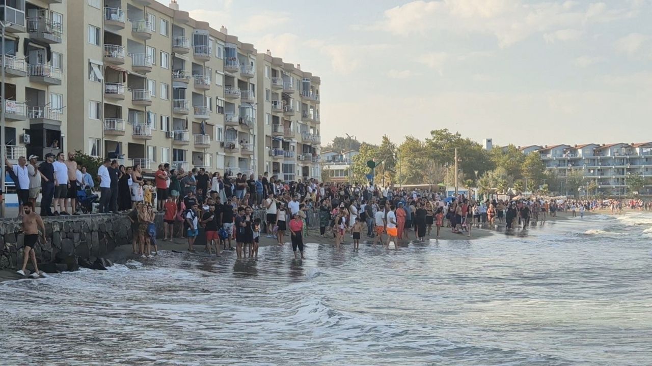Yasağa Rağmen Denize Giren 2 Kişi Hastaneye Kaldırıldı 1 Kişi Ise Hala Kayıp! (1)
